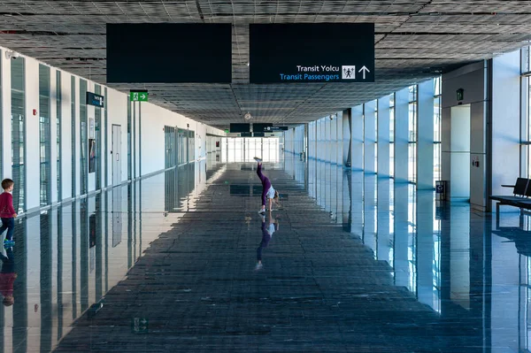 2019 Lotnisko Bodrum Turcja Mała Dziewczynka Robi Gwiazdy Ćwiczenia Nudy — Zdjęcie stockowe