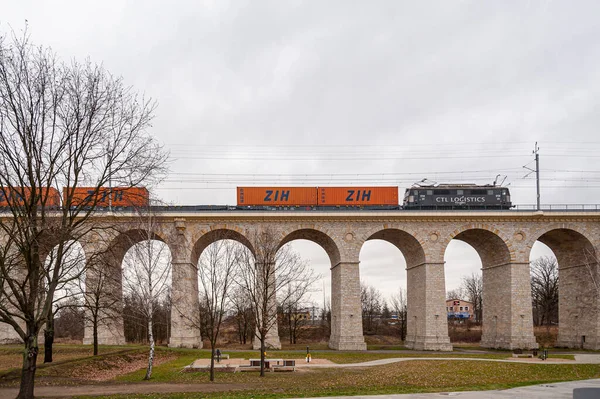 Boleslawiec, Polonya. 01 / 04 / 2020. Bobr nehri ile vadinin üzerinde demiryolu. Tamamen taştan yapılmış. Polonya ve Avrupa 'daki türünün en uzun köprülerinden biri..