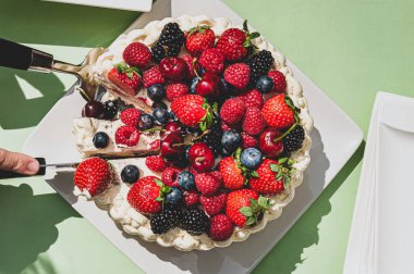 Böğürtlenlerle süslenmiş ve servis edilen güzel yaz pastası manzarası..