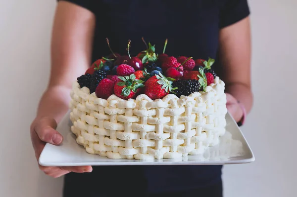 Gazdaság Lemez Gyönyörű Nyári Torta Díszített Bogyók Ellen Fehér Fal — Stock Fotó