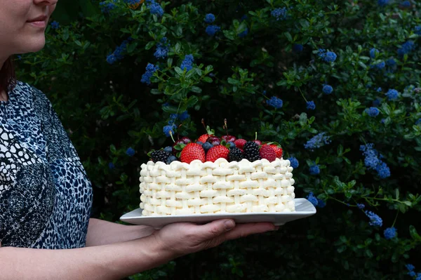 Gazdaság Lemez Gyönyörű Nyári Torta Díszített Bogyók Ellen Virágos Háttér — Stock Fotó