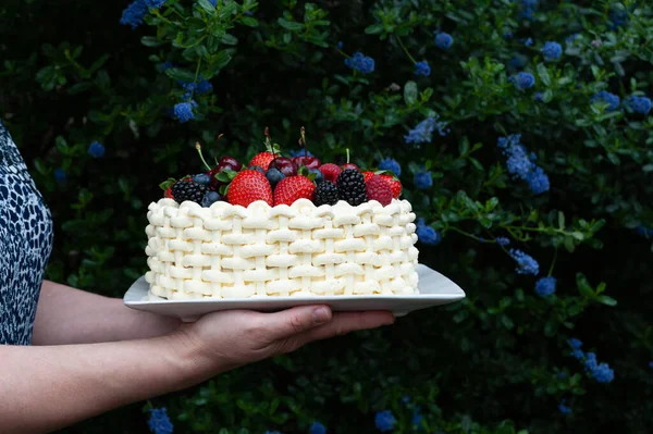 Gazdaság Lemez Gyönyörű Nyári Torta Díszített Bogyók Ellen Virágos Háttér — Stock Fotó