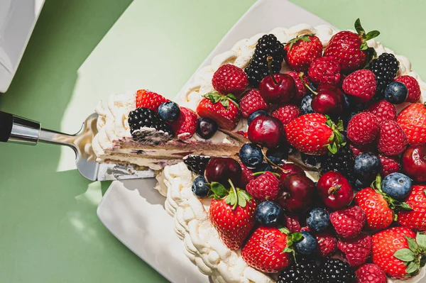 Top Kilátás Gyönyörű Nyári Torta Díszített Bogyók Vágott Felszolgált — Stock Fotó