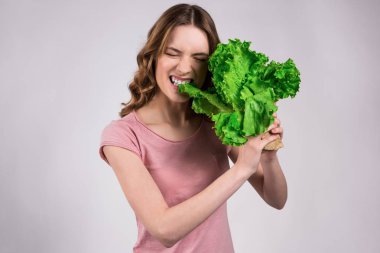 Mutlu kız izole yeşil salata ile poz.