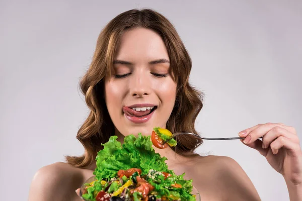 고립 된 신선한 샐러드를 먹는 행복 한 여자. — 스톡 사진
