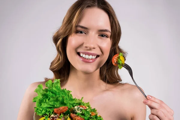 Щаслива дівчина їсть свіжий салат ізольовано . — стокове фото