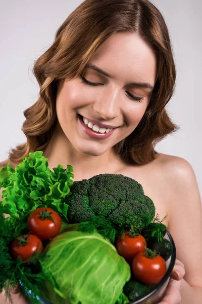 Щаслива дівчина позує з тарілкою з овочів ізольовано — стокове фото