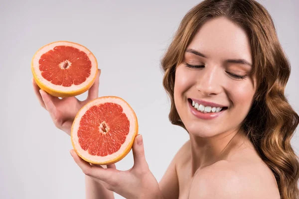 Gadis bahagia berpose dengan jeruk terisolasi . — Stok Foto