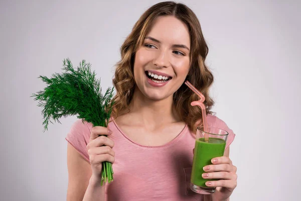여자 녹색 주스와 녹지 절연 포즈 — 스톡 사진