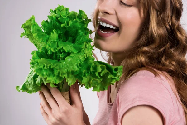 Chica feliz posando con ensalada verde aislado . —  Fotos de Stock