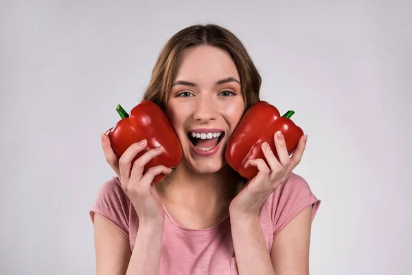 Щаслива дівчина позує з червоним перцем ізольовано . — стокове фото