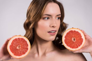 Mutlu kız izole greyfurt ile poz.