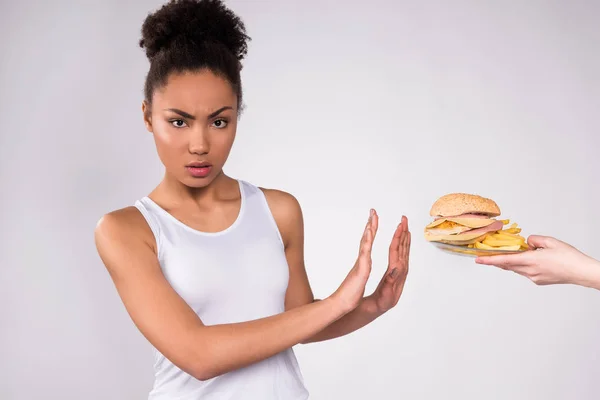 Черная девушка отказалась от чизбургера изолированной . — стоковое фото