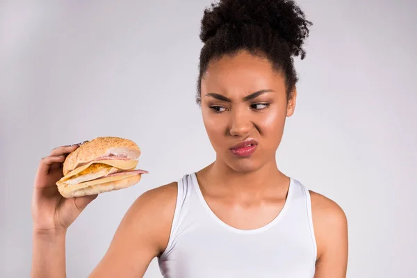 Черная девушка держит чизбургер изолирован . — стоковое фото