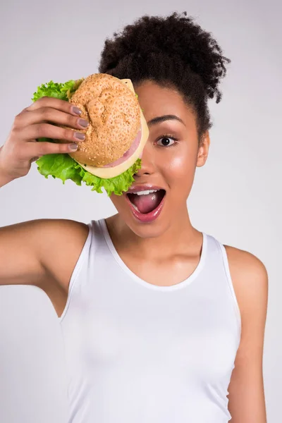 Афро-американская девушка держит гамбургер изолирован . — стоковое фото