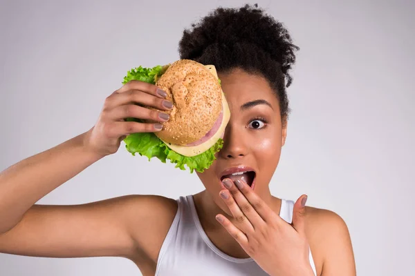 Афро-американская девушка держит гамбургер изолирован . — стоковое фото
