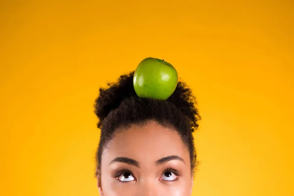 Afrikanische Amerikanerin hält Apfel isoliert. — Stockfoto