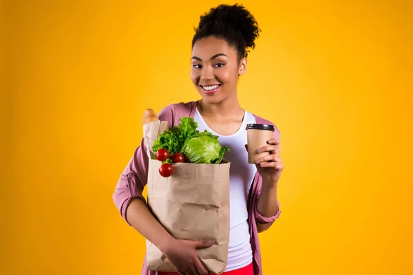 식료품 격리와 행복 한 흑인 여자. — 스톡 사진