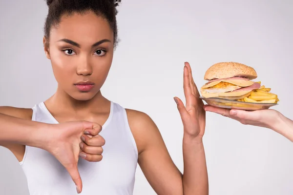 Черная девушка отказалась от чизбургера изолированной . — стоковое фото