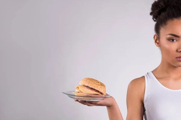 Портрет черной девушки с чизбургером изолирован . — стоковое фото