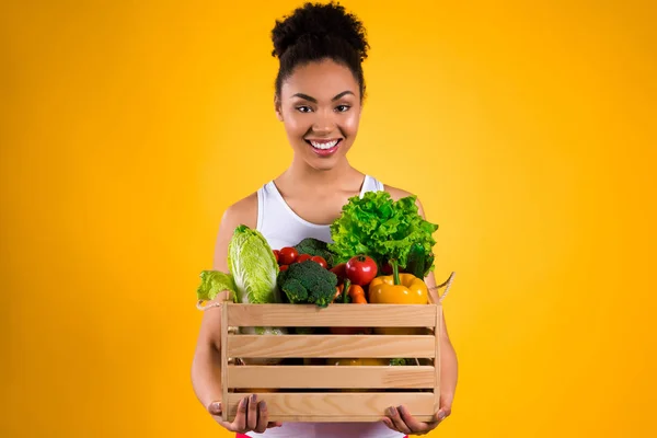 Чорна дівчина з ящиком з овочів ізольовані . — стокове фото