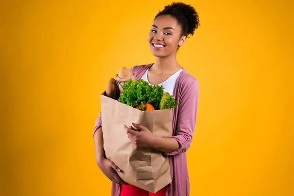 식료품 고립 된 아프리카계 미국인 여자. — 스톡 사진