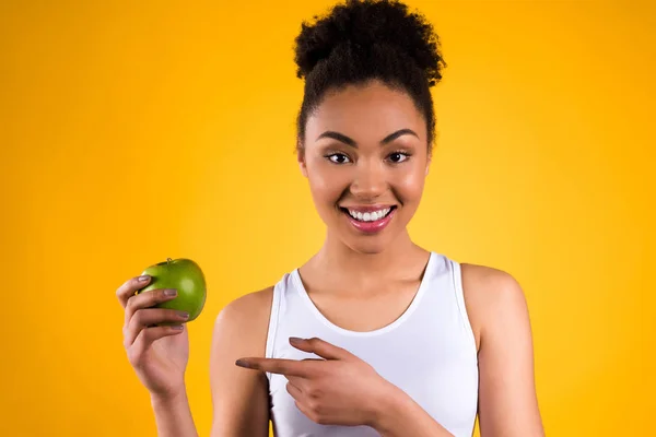 Портрет чорної дівчини з зеленим яблуком ізольовано . — стокове фото