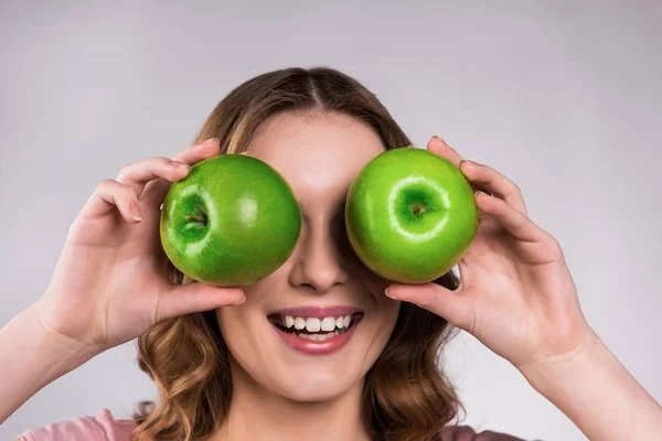 Щаслива дівчина позує з зеленими яблуками ізольовано . — стокове фото