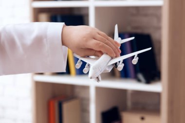 Yakın çekim. Çocuk el oyuncak uçak tutar.