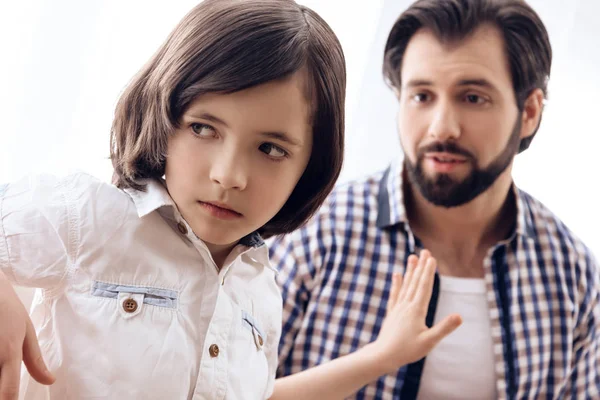 Culpable padre pide perdón a hijo ofendido en sala de estar . — Foto de Stock
