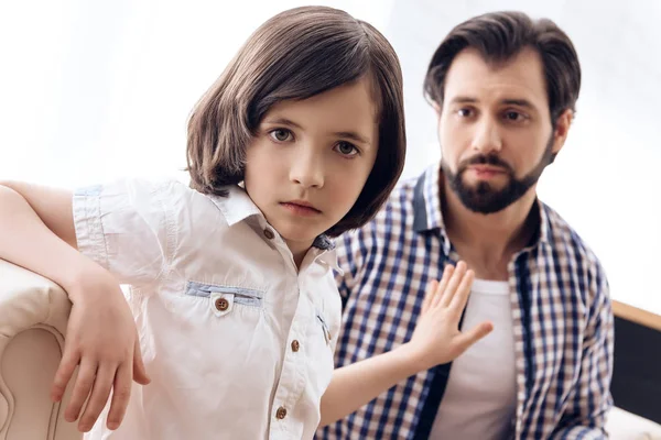 Schuldiger Vater bittet beleidigten Sohn im Wohnzimmer um Vergebung. — Stockfoto