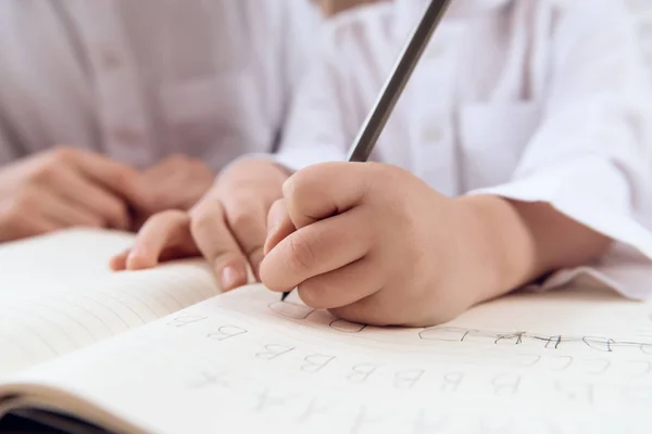 Закрывай. Ребенок учится правописанию . — стоковое фото