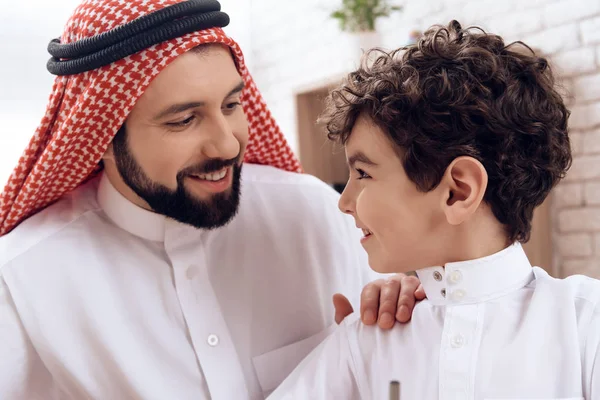 Feliz padre árabe sostiene pequeño hijo por hombro . — Foto de Stock
