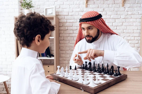 Arabische bebaarde vader en zoontje Schaken. — Stockfoto