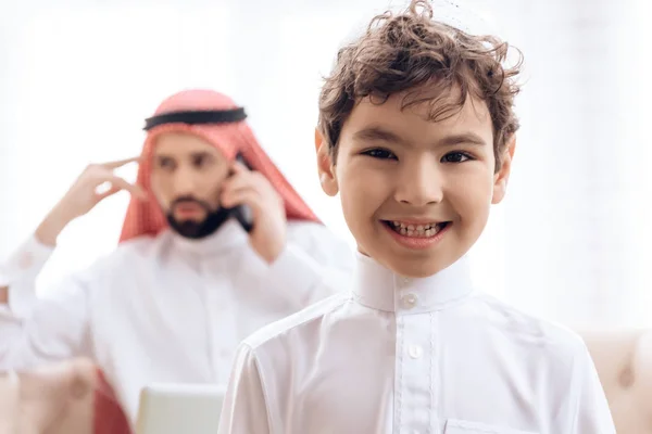 アラブ幸せな少年の肖像画. — ストック写真