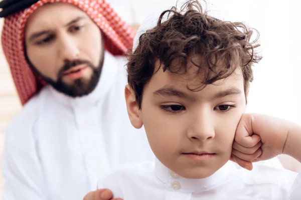 Närbild. Arabisk man ber om förlåtelse från liten förolämpad son. — Stockfoto