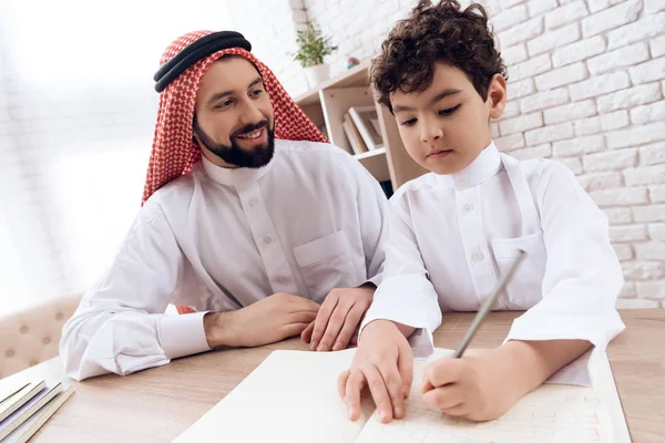 Padre árabe enseña poco hijo de letras de ortografía . — Foto de Stock