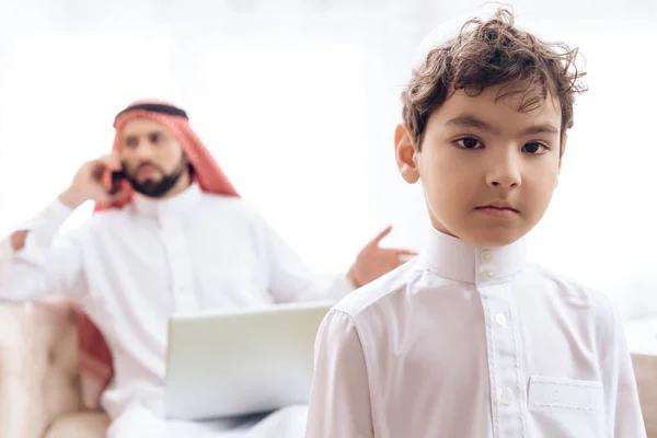 Porträtt av arabiska upprörd boy. — Stockfoto