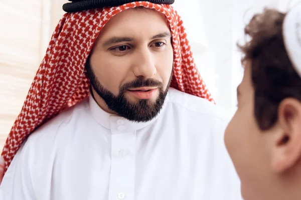 Arabisk skäggig man kommunicerar med liten pojke. — Stockfoto