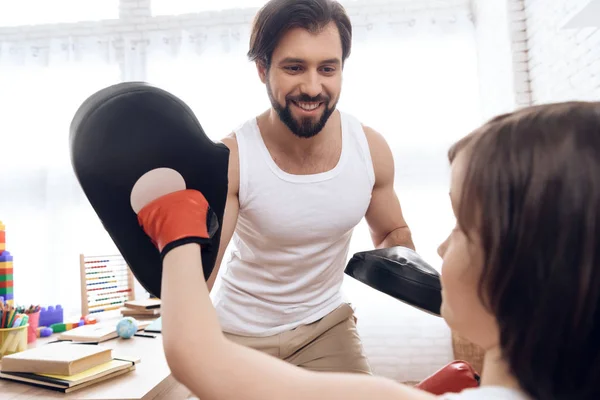 Adulto barbudo padre enseña hijo a caja . — Foto de Stock