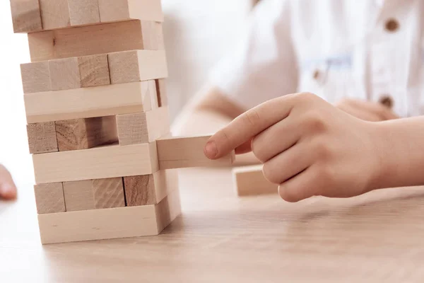 Ferme là. Père adulte avec petit fils joue Jenga à la maison . — Photo