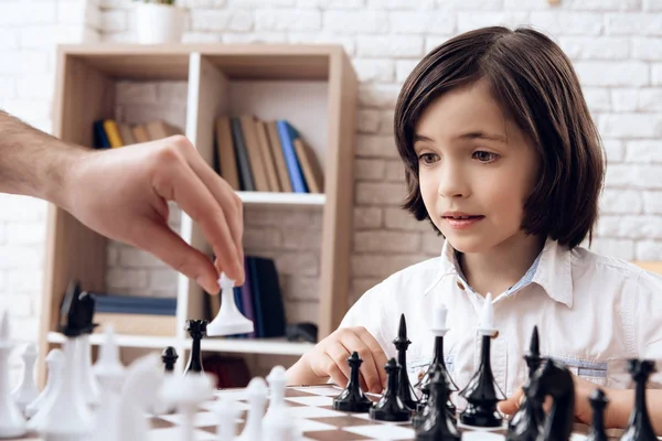 Мальчик учится играть в шахматы. . — стоковое фото