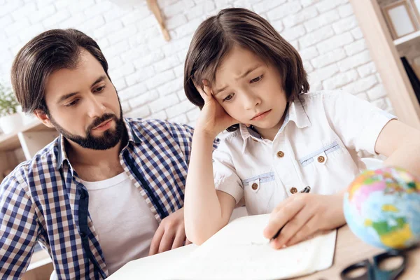 Père adulte aide petit fils — Photo