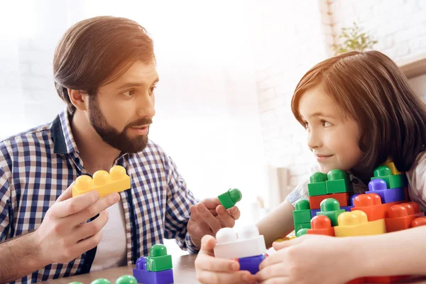 Le père barbu demande à son fils de partager des blocs de couleur jouet . — Photo