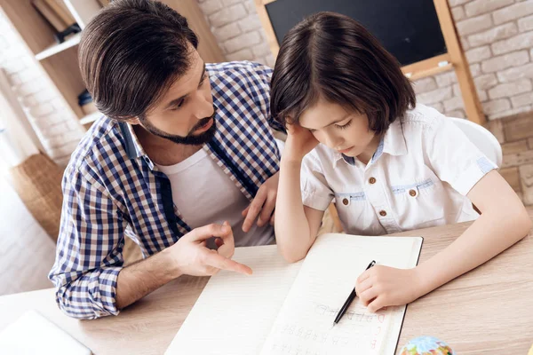 Il padre adulto aiuta il piccolo figlio — Foto Stock