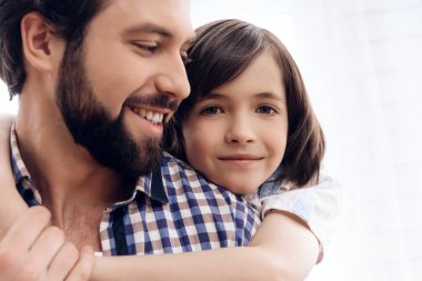 Yakın çekim. Genç çocuk hugs yetişkin baba.