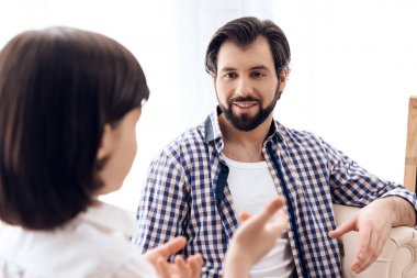 Genç oğlu evde dinler dikkatle sakallı baba.