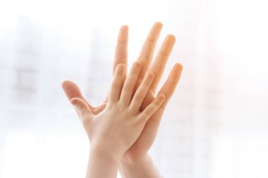 Yakın çekim. Çocuk palm beş yetişkin erkek palmiye verir.