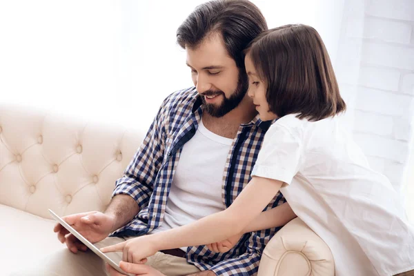 Glücklicher Vater und kleiner Sohn schauen auf Computer-Tablet. — Stockfoto