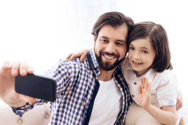 Happy father and son make selfportrait using smartphone. — Stock Photo, Image